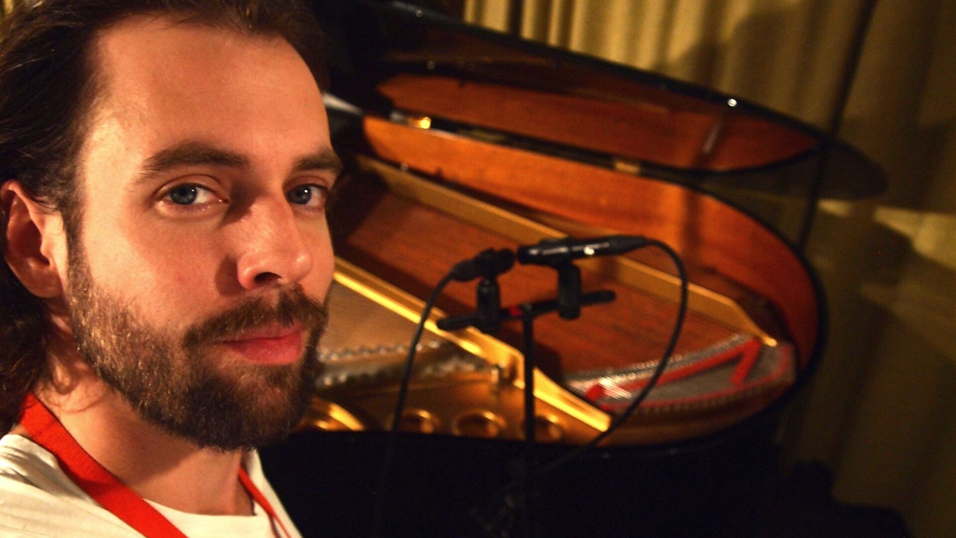 Jacob Westberg standing in front of a grand piano