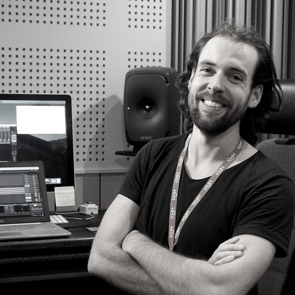 Profile pitcture of Jacob Westberg smiling in the studio